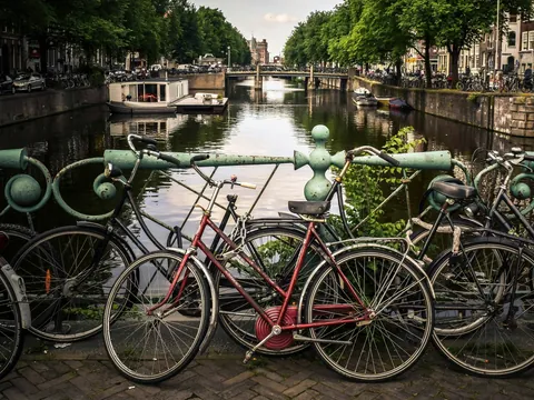 Bicicletas en el canal de Amsterdam