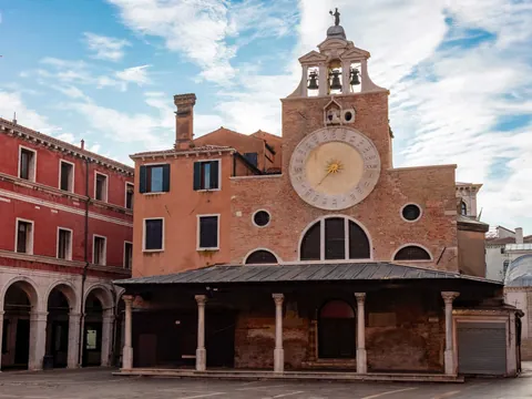 Iglesia de San Giacomo di Rialto con su emblemático reloj en el barrio de Rialto, Venecia