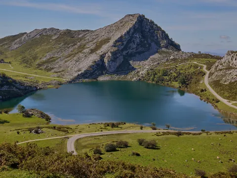 Excursión a los Lagos de Covadonga y Cangas de Onís desde Llanes