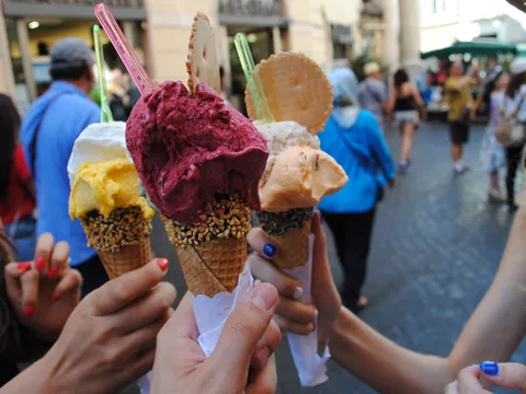 Grupo de personas disfrutando del típico helado italiano, el "gelato".