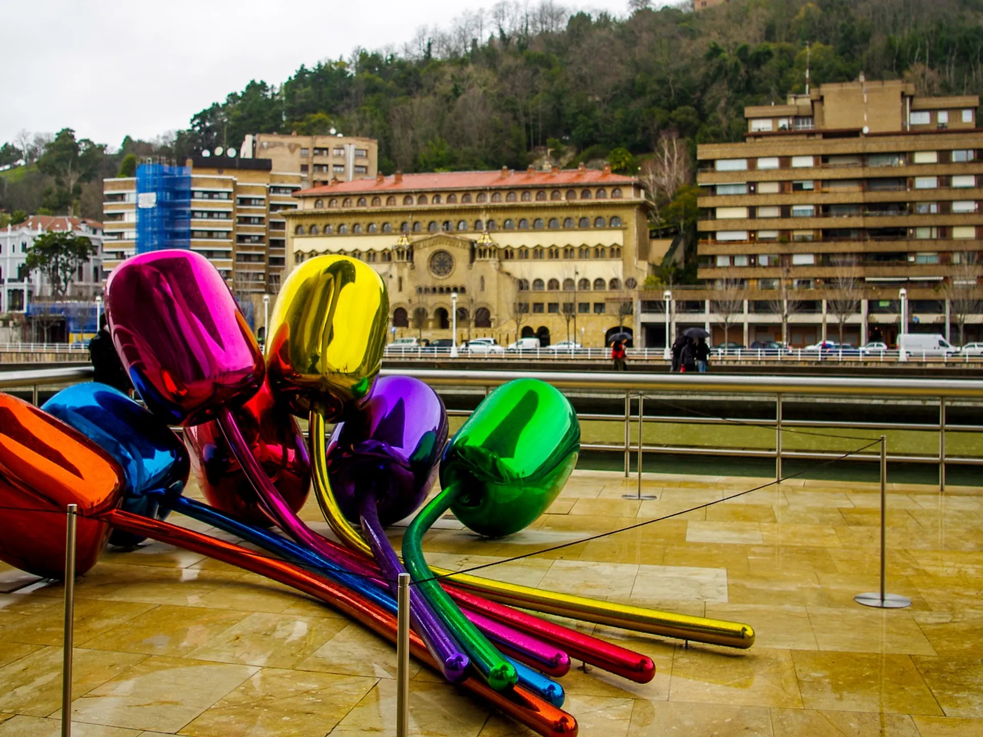 Tulipanes Exterior Museo Guggenheim de Bilbao - Exposiciones en Guggenheim de Bilbao en 2024 - Blog - Buendía Tours