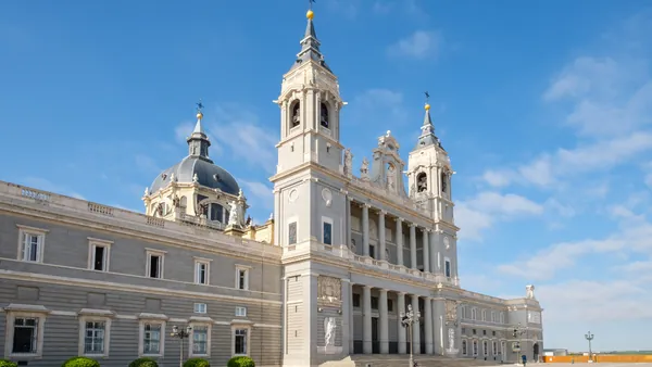 vista Catedral Almudena tour por el Palacio Real y la Catedral de la Almudena visitas guiadas y excursiones en Madrid