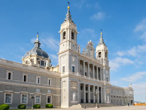 vista Catedral Almudena tour por el Palacio Real y la Catedral de la Almudena visitas guiadas y excursiones en Madrid