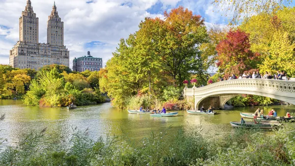 Puente Bow Bridge en Central Park durante el otoño en Nueva York, Estados Unidos