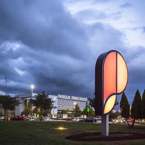 Logo de Parque Principado con el Centro Comercial al fondo