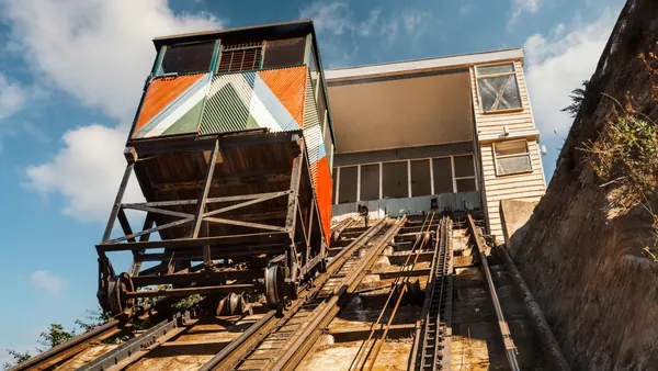 Ascensor Reina Victoria, uno de los elevadores que, junto al Ascensor de El Peral, acercan a los locales y visitantes a los puntos más altos de la ciudad.