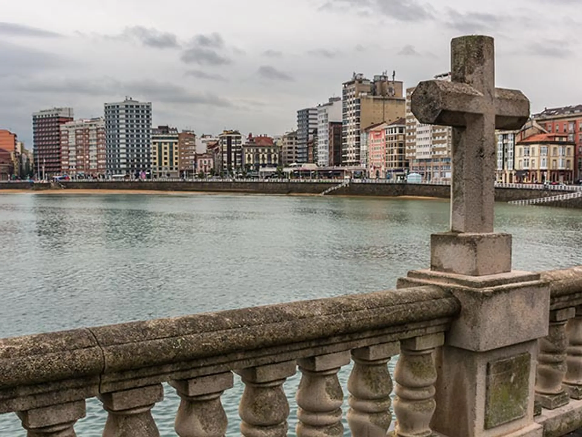 La Playa de San Lorenzo en Gijón-Escenarios de la serie Caronte - Blog - Buendiatours 