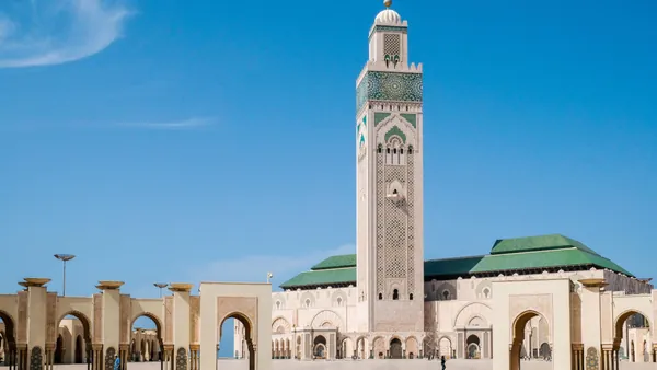 Mezquita Hassan II de Casablanca con su minarete junto al océano Atlántico