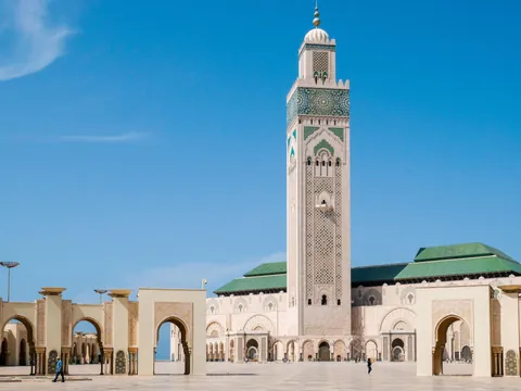 Mezquita Hassan II de Casablanca con su minarete junto al océano Atlántico