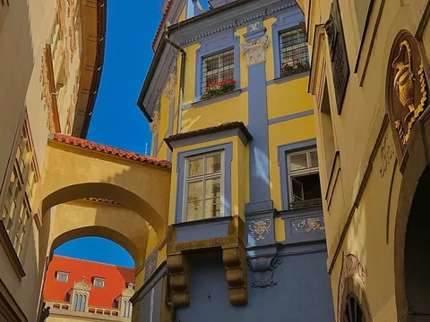 Calle del Barrio Judío con fachadas históricas en Praga, República Checa
