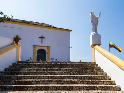 En la cima del Cerro de la Popa se alza el Convento de la Candelaria, un edificio colonial del siglo XVII que guarda siglos de devoción.