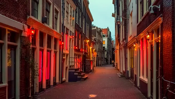 El Barrio Rojo esta en De Wallen que significa Las Murallas en neerlandés.