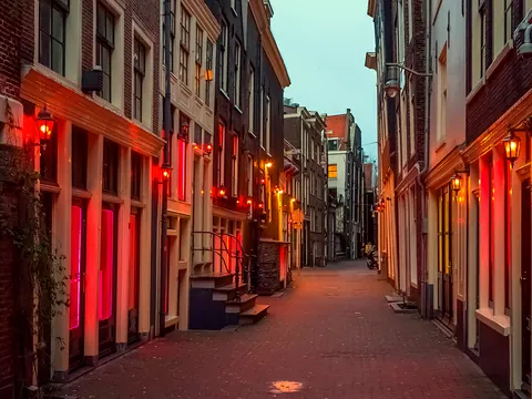 El Barrio Rojo esta en De Wallen que significa Las Murallas en neerlandés.