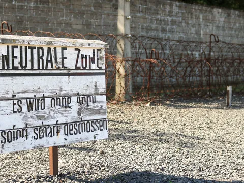 Cartel de zona neutral y alambre de púas en el campo de concentración de Sachsenhausen