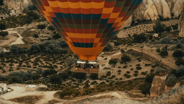 Pasajeros en globo aerostático al amanecer en Capadocia, Turquía