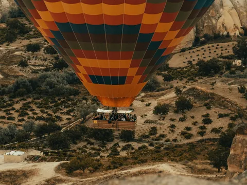 Pasajeros en globo aerostático al amanecer en Capadocia, Turquía