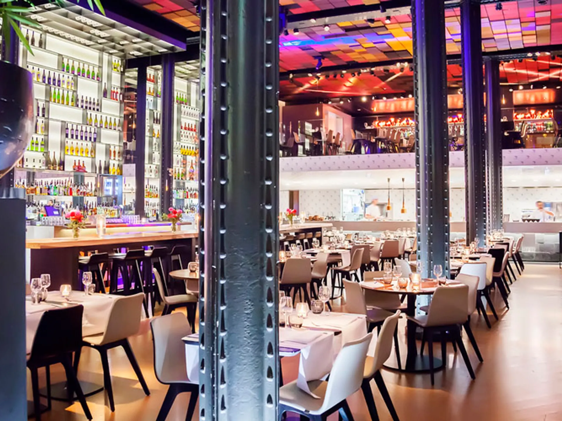 Comedor moderno y minimalista en el centro de Ámsterdam - Los mejores Restaurantes, donde comer en Ámsterdam - Buendía Tours Países Bajos, Holanda