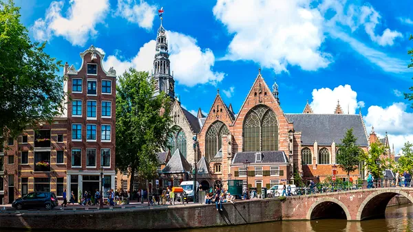 El recorrido a pie por Ámsterdam nos lleva por el canal Voorburgwal hasta la Iglesia antigua, Oude Kerk.