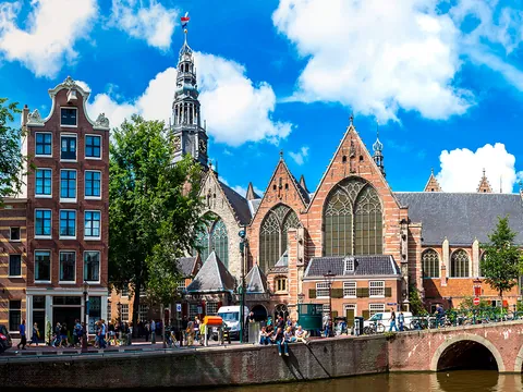 El recorrido a pie por Ámsterdam nos lleva por el canal Voorburgwal hasta la Iglesia antigua, Oude Kerk.