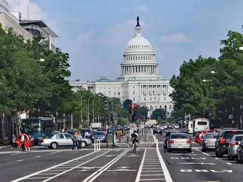 Avenida Constitución con el Capitolio al fondo en Washington D.C., Estados Unidos