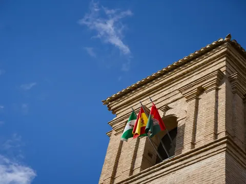 Banderas ondeando en la torre de Granada