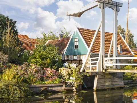Puente y casas tradicionales junto al canal en Edam.