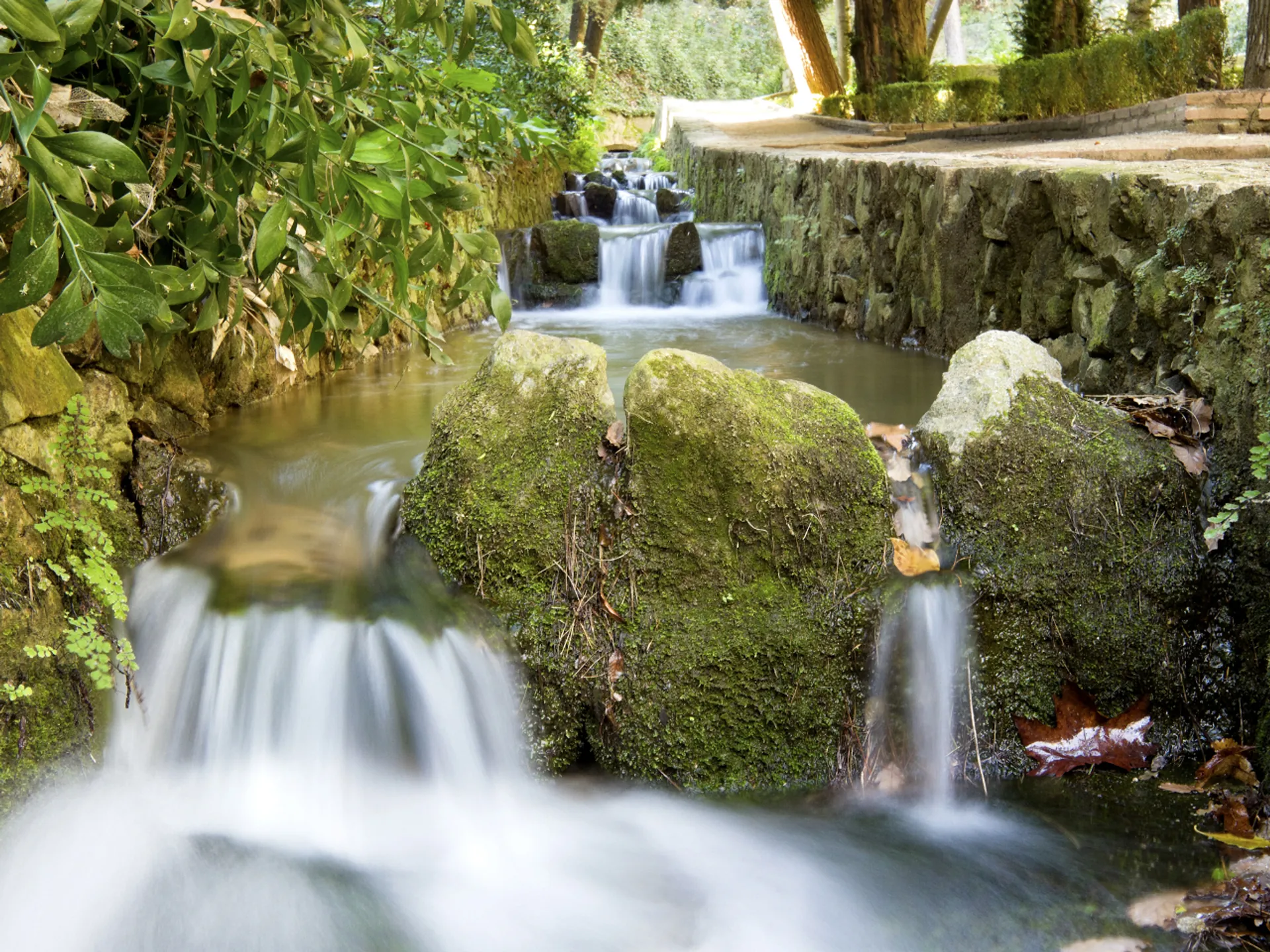 Cascada en el Parque del Laberinto de Horta - Laberinto de Horta - Qué ver en Barcelona - Guía de Viajes Barcelona - Buendía Tours