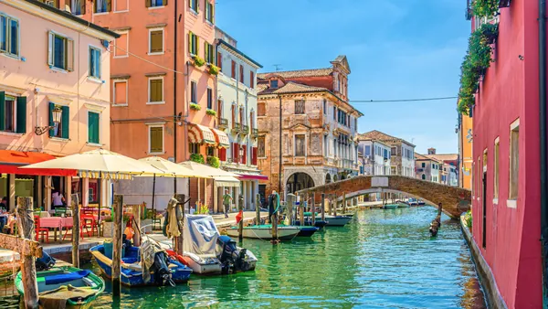 Vista general de Chioggia, sus embarcaciones, y las coloridas edificaciones que le dan más vida todavía al paisaje.