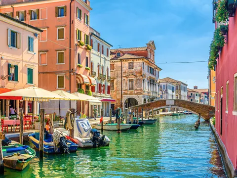 Vista general de Chioggia, sus embarcaciones, y las coloridas edificaciones que le dan más vida todavía al paisaje.