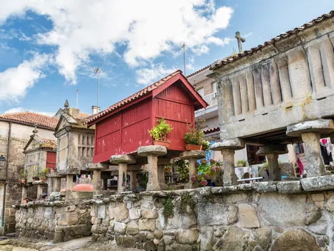 Hórreos visibles en Combarro, Galicia, España