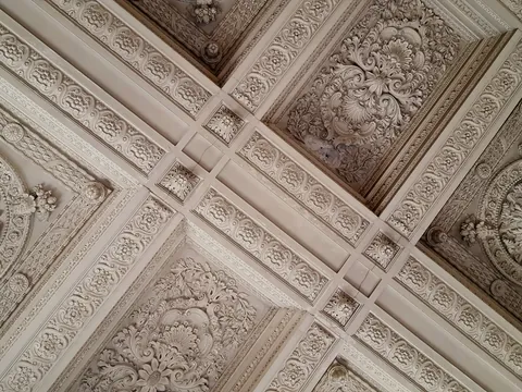 Techo de la capilla de la iglesia de la Santa Cruz, con detalles arquitectónicos y ornamentales destacados.