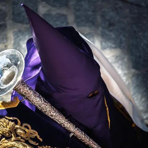 Portada Penitente Cofradia Semana Santa Sevilla