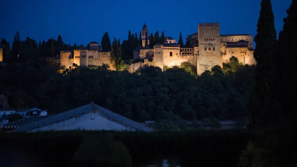 Panorámica de la Alhambra por la noche