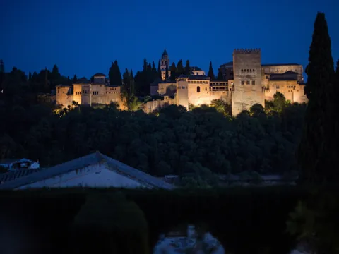 Panorámica de la Alhambra por la noche