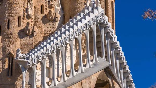 Detalle escultórico de la fachada de la Sagrada Familia en Barcelona