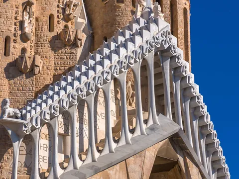 Detalle escultórico de la fachada de la Sagrada Familia en Barcelona