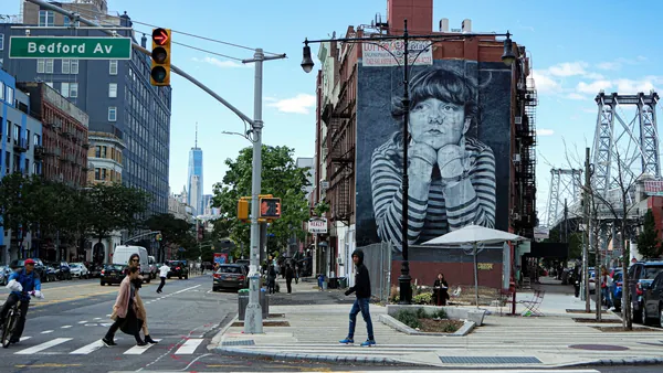 Mural de arte callejero de Brooklyn, Nueva York, en Bedford Ave, con la silueta de One World Trade Center de fondo.