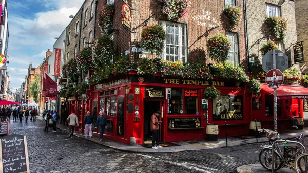Fachada del famoso pub The Temple Bar en Dublín, Irlanda.