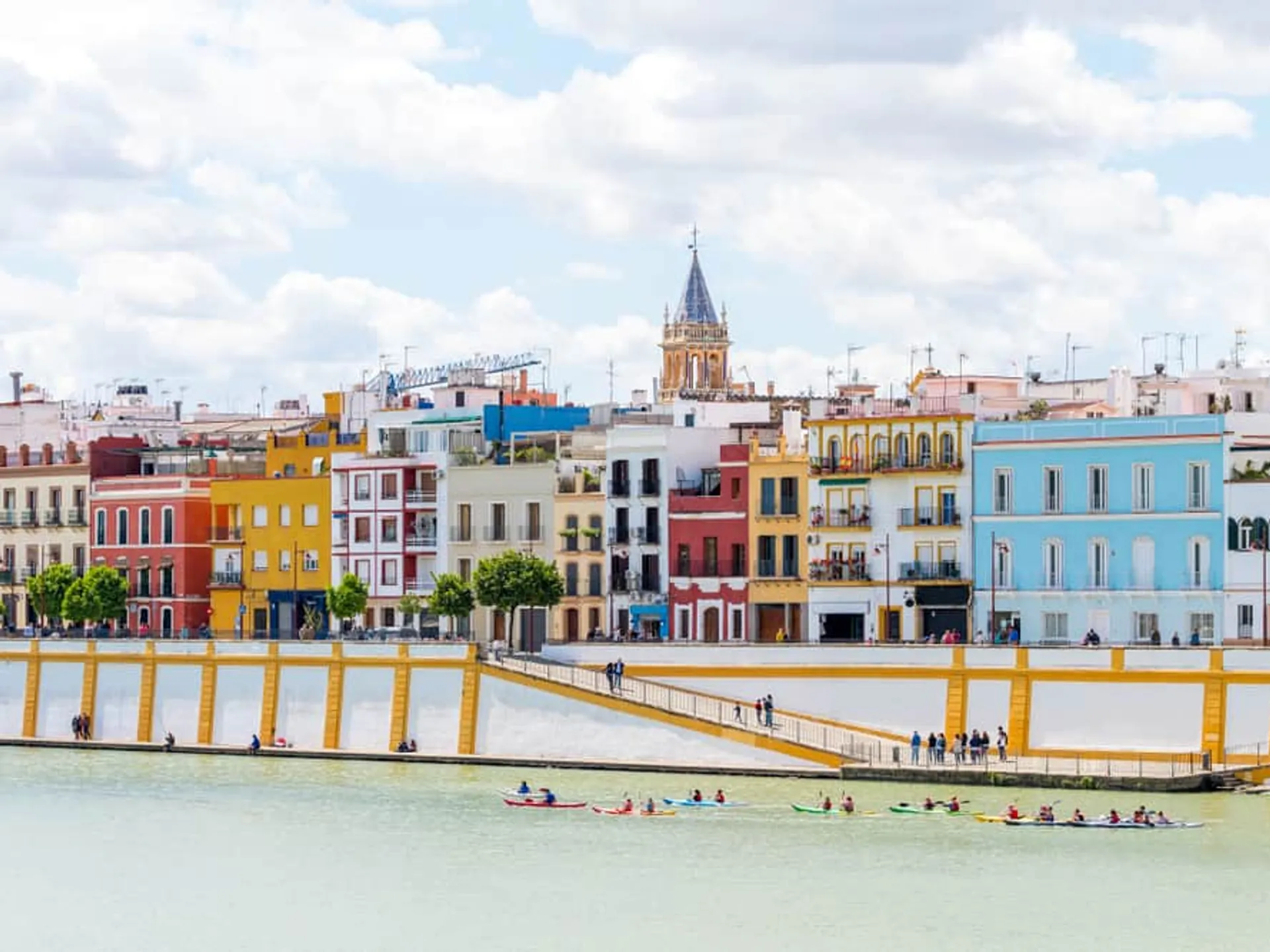 Calle Betis - Qué ver en Sevilla - Guía de viaje Sevilla - Buendía Tours