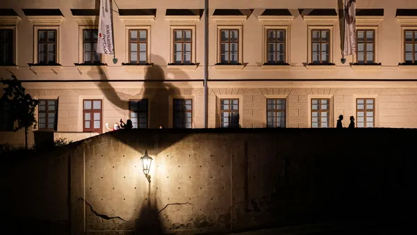 Sombras proyectadas en un muro nocturno en Praga, República Checa
