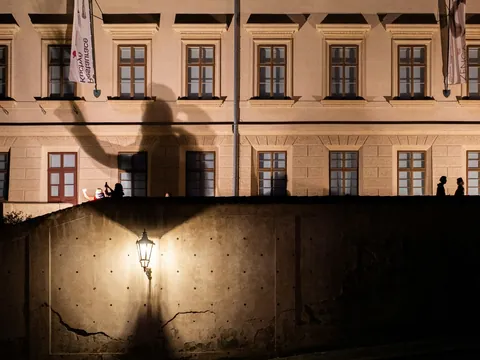 Sombras proyectadas en un muro nocturno en Praga, República Checa