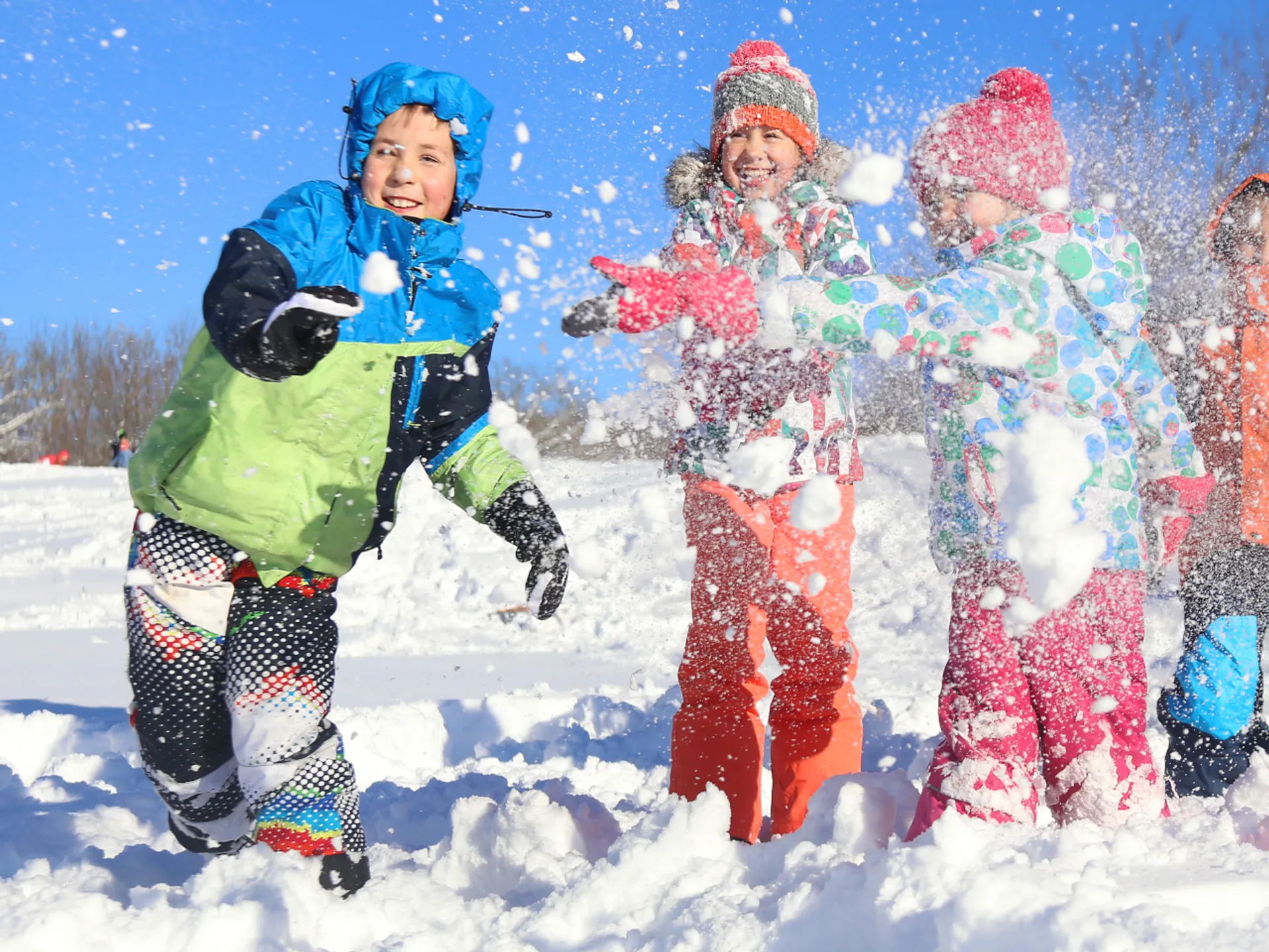Niños jugando en la nieve - Qué hacer en Baqueira - Guía de Viajes Baqueira - Buendía