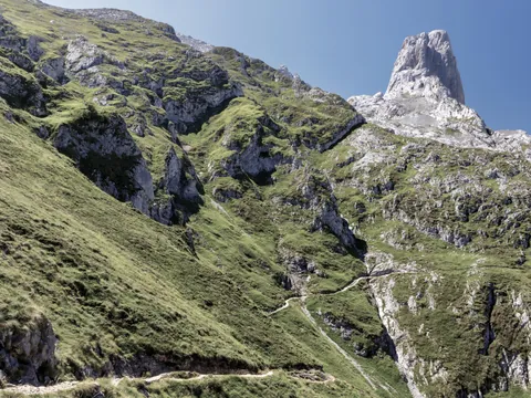Excursión a Picos de Europa con funicular a Bulnes y cueva Cabrales con degustación desde Oviedo
