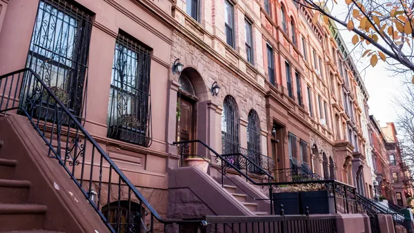 Fachadas de casas brownstone del siglo XIX en barrio residencial histórico de Nueva York