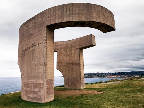 Elogio del Horizonte, escultura de hormigón de Eduardo Chillida situada en el cerro de Santa Catalina, Gijón