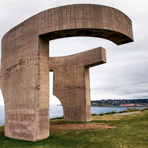 Elogio del Horizonte, escultura de hormigón de Eduardo Chillida situada en el cerro de Santa Catalina, Gijón