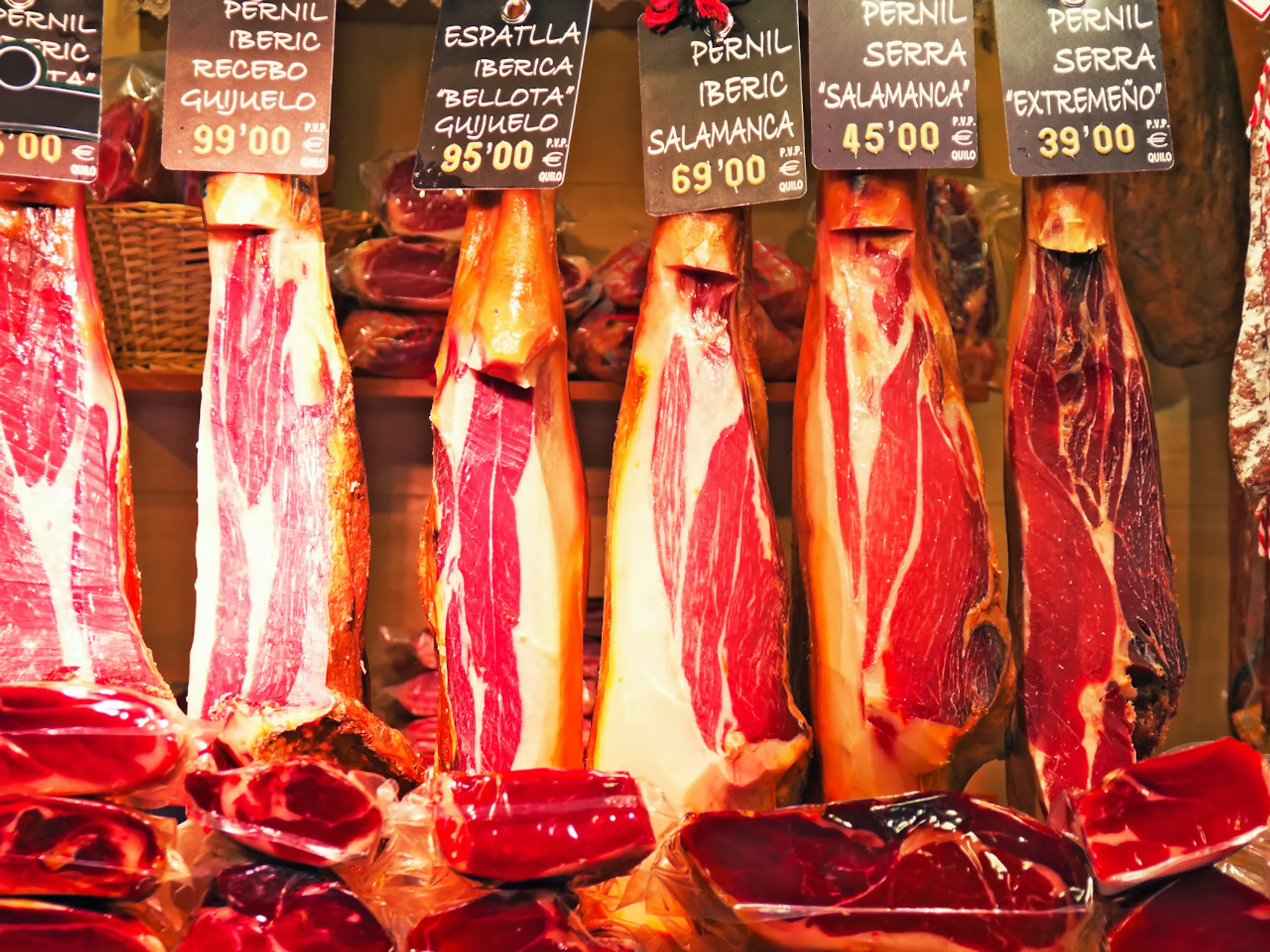 Jamones en el Mercado de La Boquería - Mercado de La Boquería de Barcelona - Qué ver en Barcelona - Guía de Viajes Barcelona - Buendía Tours