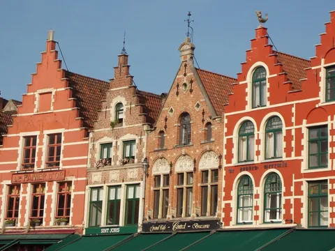 Fachadas escalonadas y coloridas de la plaza Markt en Brujas.