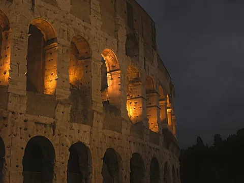 Coliseo de Roma iluminado de noche