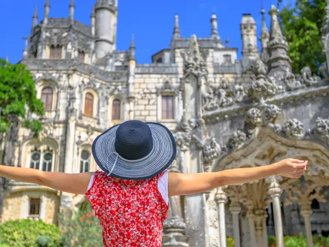 Mujer frente a la fachada de la Quinta da Regaleira en Sintra